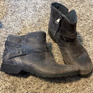 Teva Men's Dark Gray Leather Boots